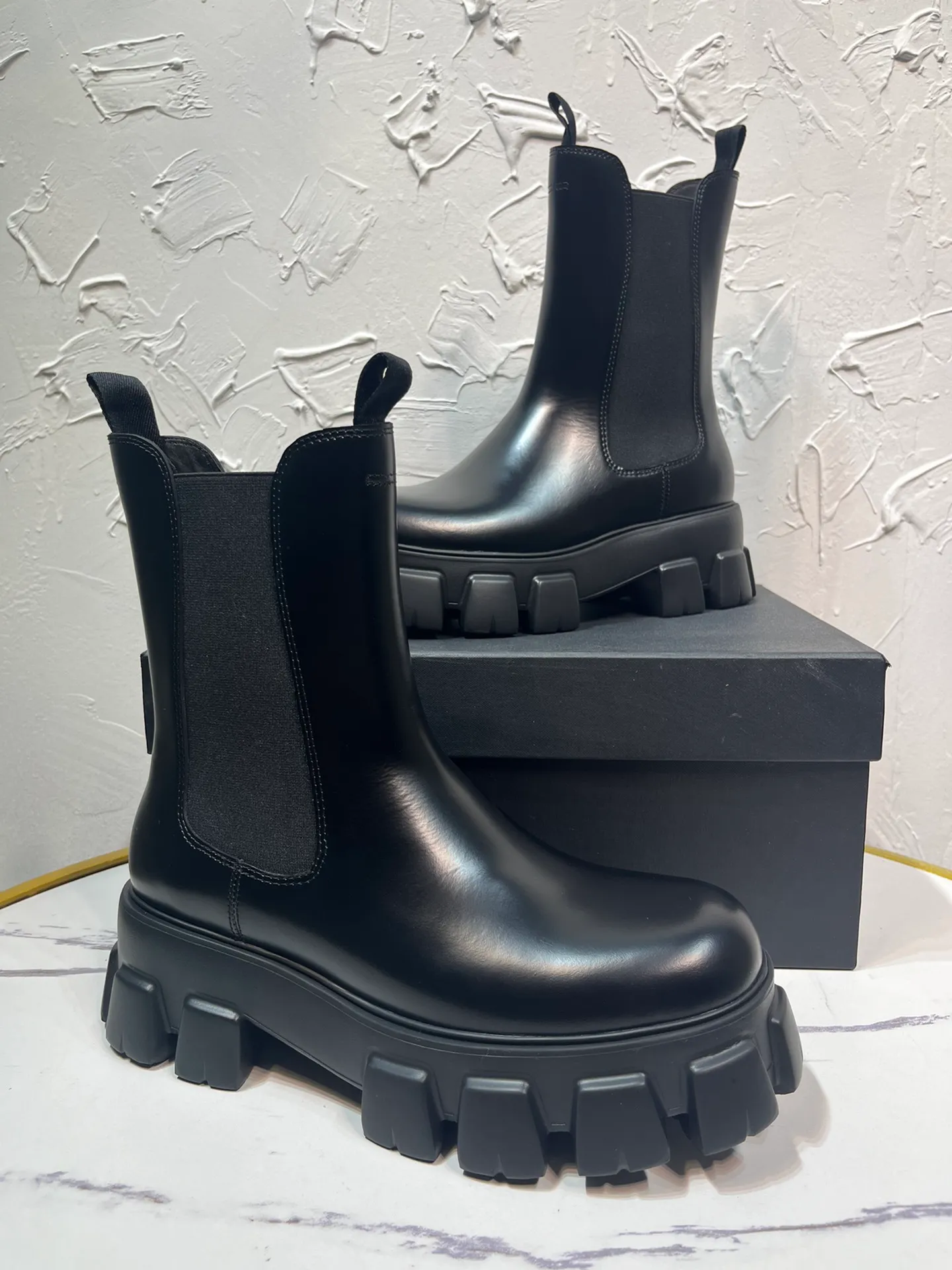 Men's shoes 💰940💰🔥🔥🔥 Upgraded version 2025 new prada Prada triangular enamel logo boots, round-toe elastic Martin boots, original one-to-one development, outsole one-to-one private molding, the fabric is made of imported open edge beads, lining cowhide, foot pad cowhide, sole height 5cm, outsole original rubber foam sole, full package, code number 39-46